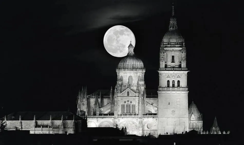 Luna sobre Salamanca. Foto: Julen Landa