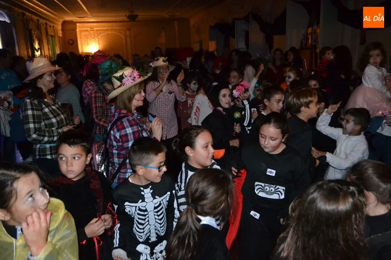 Foto 3 - Disfraces y ambiente protagonizan una fiesta terror&iacute;ficamente divertida de Halloween