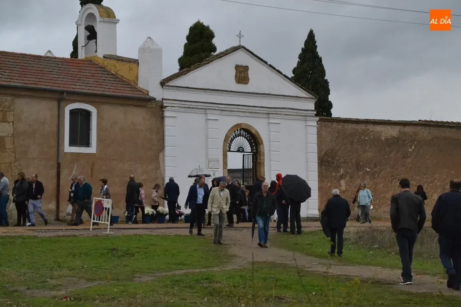 Los mirobrigenses rinden tributo a sus difuntos paraguas en mano  