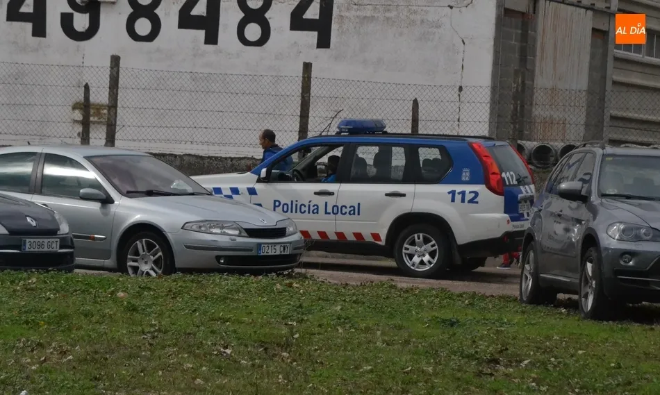 Foto 5 - Los mirobrigenses rinden tributo a sus difuntos paraguas en mano  