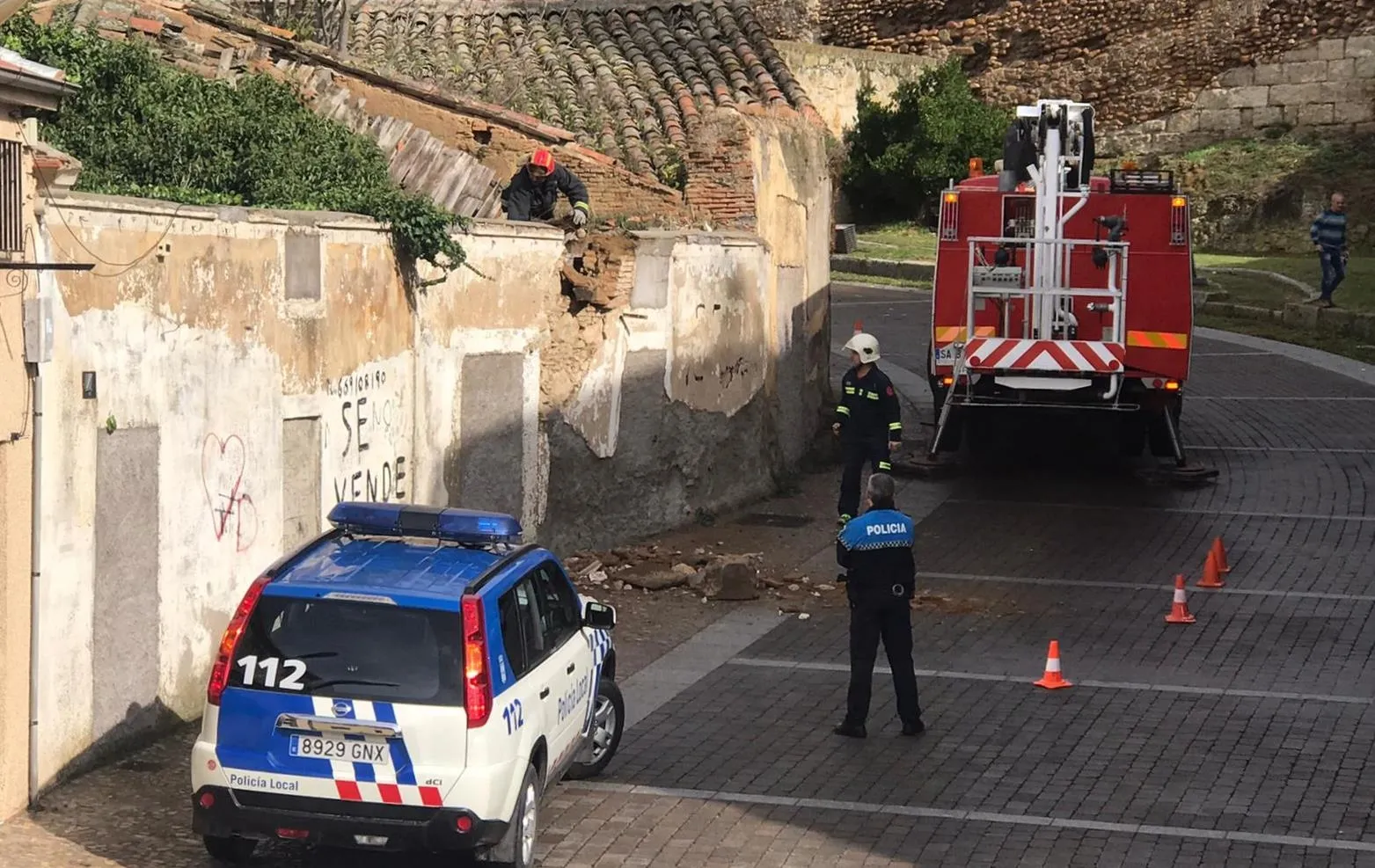 Los Bomberos aseguran un inmueble en malas condiciones en la calle Nogales Delicado  