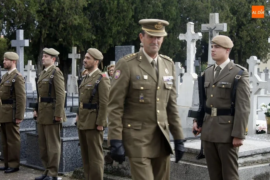 Foto 7 - Los militares fallecidos en acto de servicio son homenajeados en el cementerio San Carlos