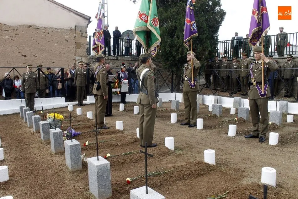 Foto 11 - Los militares fallecidos en acto de servicio son homenajeados en el cementerio San Carlos
