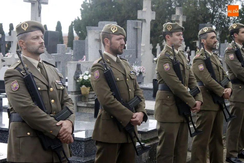 Foto 10 - Los militares fallecidos en acto de servicio son homenajeados en el cementerio San Carlos