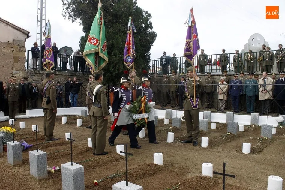 Foto 9 - Los militares fallecidos en acto de servicio son homenajeados en el cementerio San Carlos