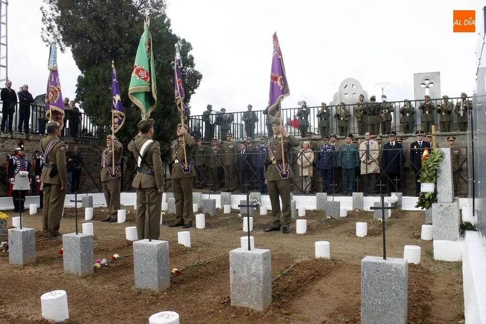 Foto 8 - Los militares fallecidos en acto de servicio son homenajeados en el cementerio San Carlos