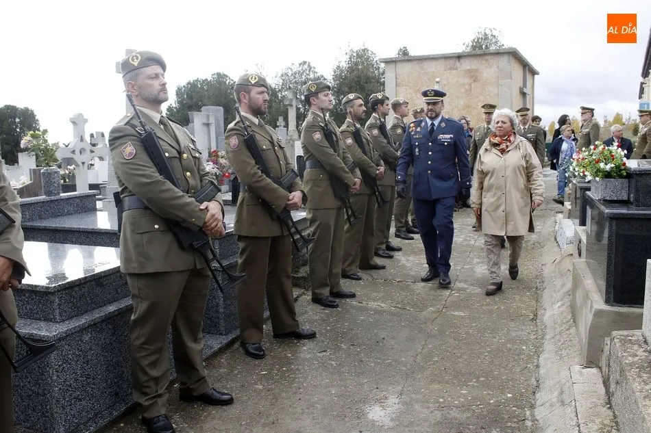Foto 2 - Los militares fallecidos en acto de servicio son homenajeados en el cementerio San Carlos