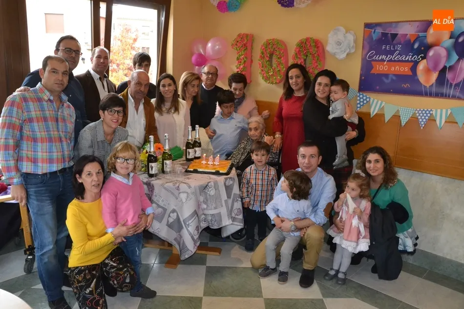Emilia Pulido celebra sus 100 años acompañada de toda su familia  