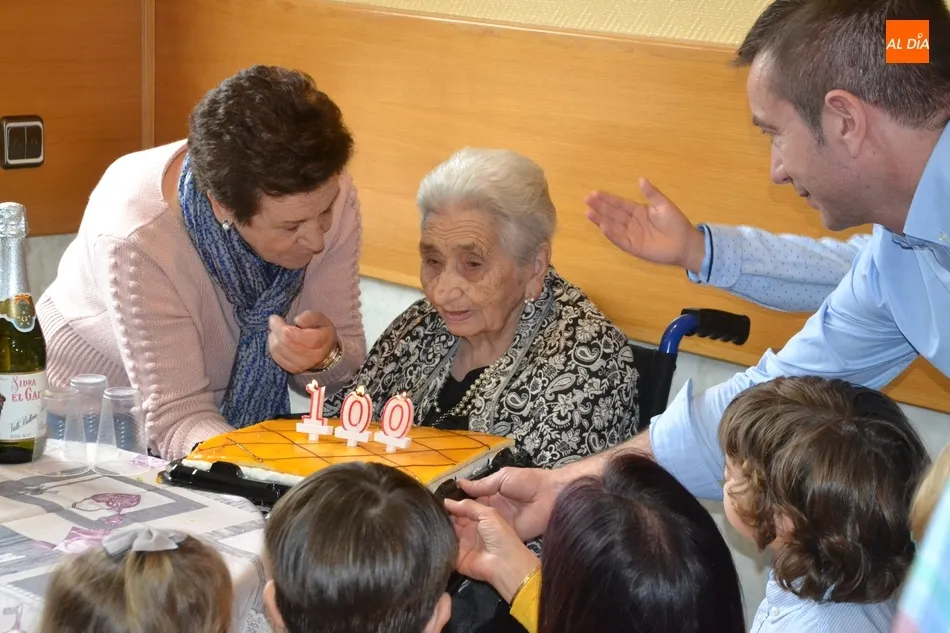 Foto 10 - Emilia Pulido celebra sus 100 a&ntilde;os acompa&ntilde;ada de toda su familia  