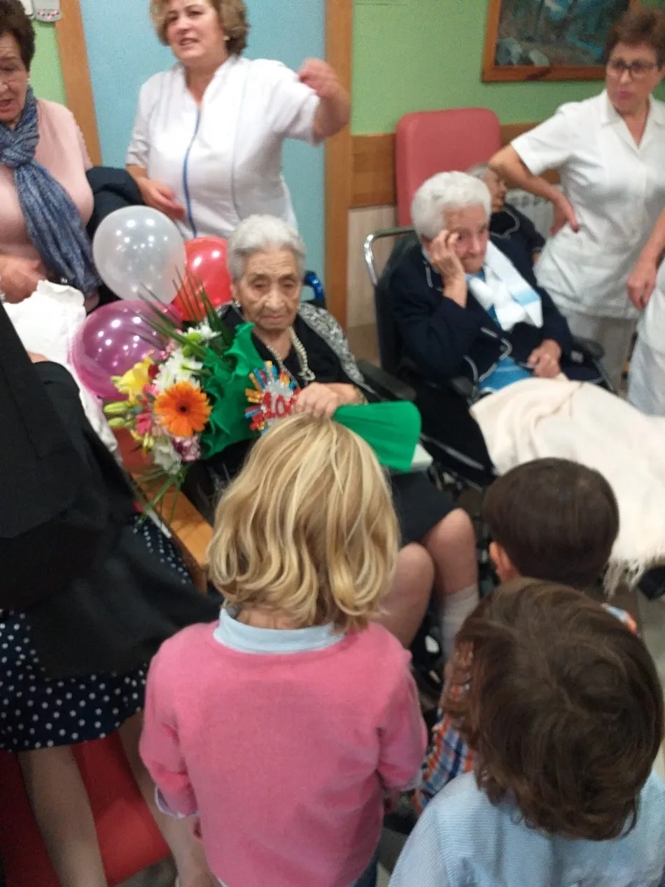 Foto 4 - Emilia Pulido celebra sus 100 a&ntilde;os acompa&ntilde;ada de toda su familia  