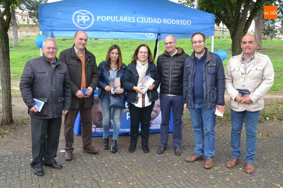 PP y PSOE llaman en el único ‘mercadillo electoral’ de la campaña a concentrar el voto en...