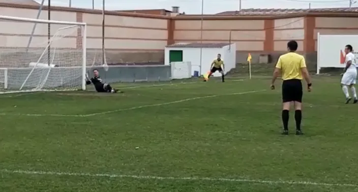 El Ciudad Rodrigo se adelantó con este gol de penalty de Alberto García