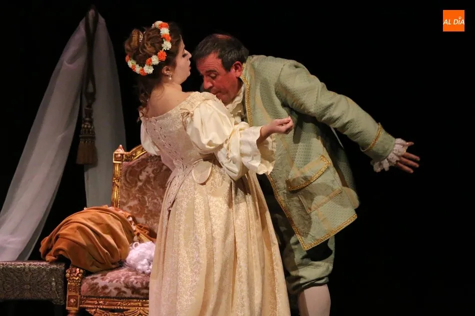 Foto 11 - El p&uacute;blico de Vitigudino disfruta con la comedia de Arc&oacute;n de Olid, &lsquo;Un idiota en Versalles&rsquo;  