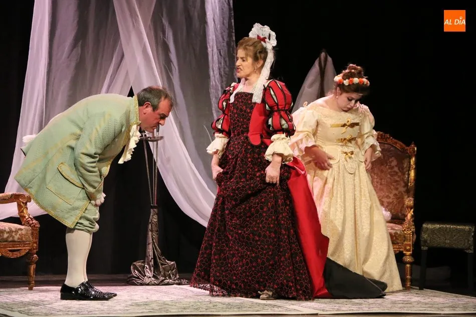 Foto 10 - El p&uacute;blico de Vitigudino disfruta con la comedia de Arc&oacute;n de Olid, &lsquo;Un idiota en Versalles&rsquo;  