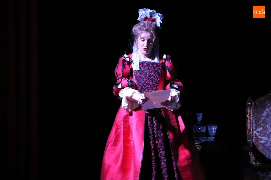 Foto 9 - El p&uacute;blico de Vitigudino disfruta con la comedia de Arc&oacute;n de Olid, &lsquo;Un idiota en Versalles&rsquo;  