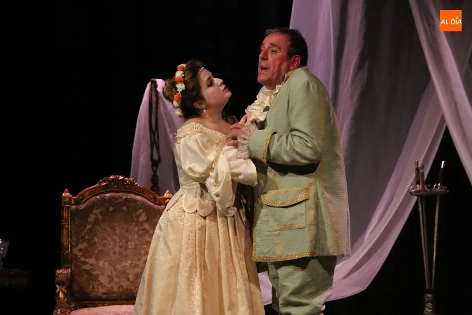 Foto 8 - El p&uacute;blico de Vitigudino disfruta con la comedia de Arc&oacute;n de Olid, &lsquo;Un idiota en Versalles&rsquo;  