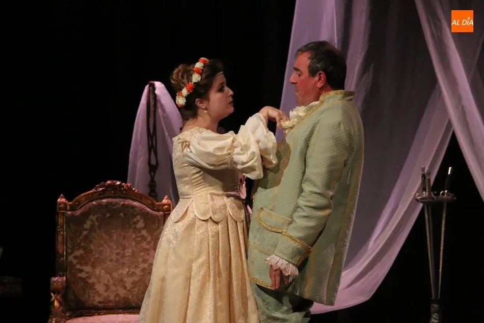 Foto 7 - El p&uacute;blico de Vitigudino disfruta con la comedia de Arc&oacute;n de Olid, &lsquo;Un idiota en Versalles&rsquo;  