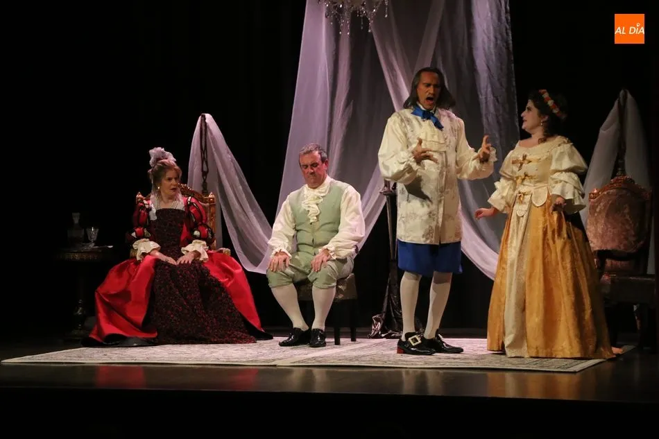 Foto 6 - El p&uacute;blico de Vitigudino disfruta con la comedia de Arc&oacute;n de Olid, &lsquo;Un idiota en Versalles&rsquo;  