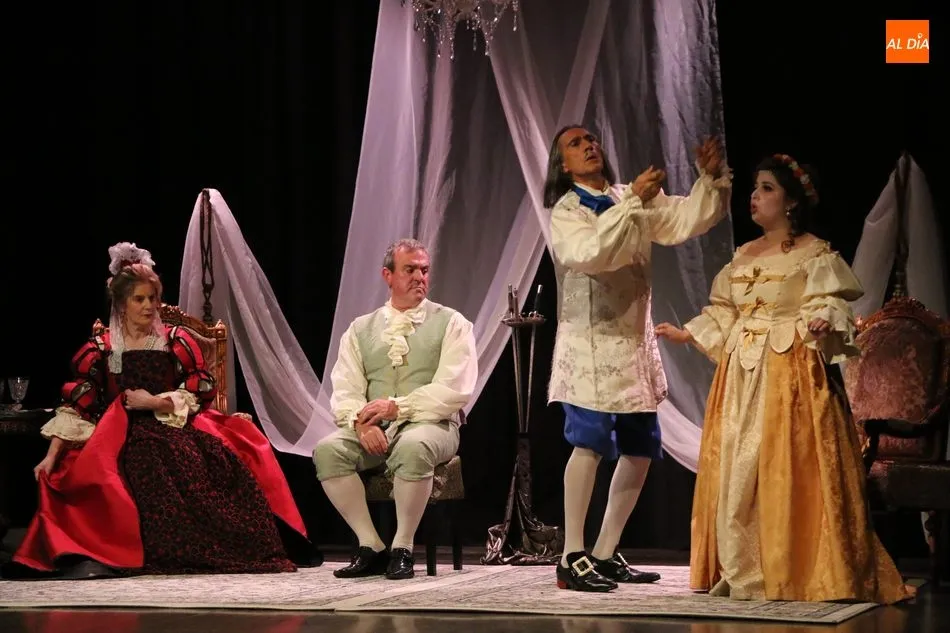Foto 5 - El p&uacute;blico de Vitigudino disfruta con la comedia de Arc&oacute;n de Olid, &lsquo;Un idiota en Versalles&rsquo;  