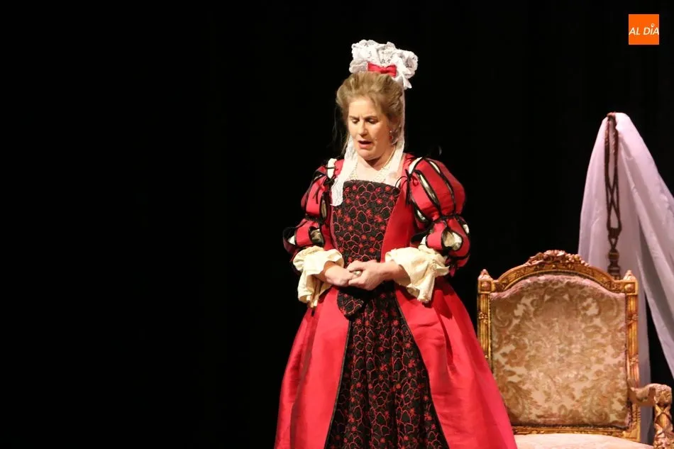 Foto 4 - El p&uacute;blico de Vitigudino disfruta con la comedia de Arc&oacute;n de Olid, &lsquo;Un idiota en Versalles&rsquo;  