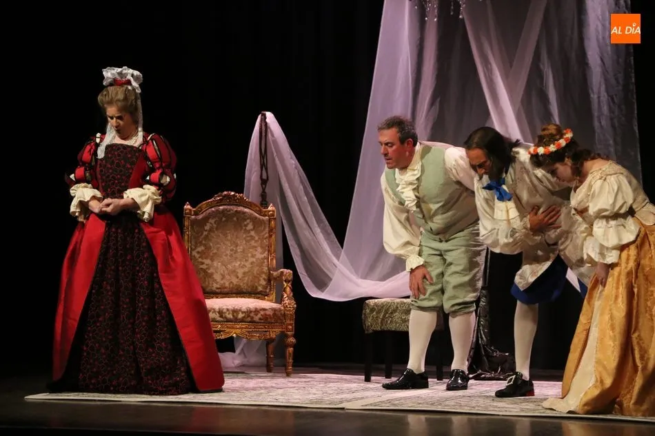Foto 3 - El p&uacute;blico de Vitigudino disfruta con la comedia de Arc&oacute;n de Olid, &lsquo;Un idiota en Versalles&rsquo;  