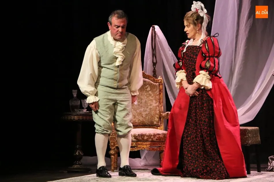 Foto 2 - El p&uacute;blico de Vitigudino disfruta con la comedia de Arc&oacute;n de Olid, &lsquo;Un idiota en Versalles&rsquo;  
