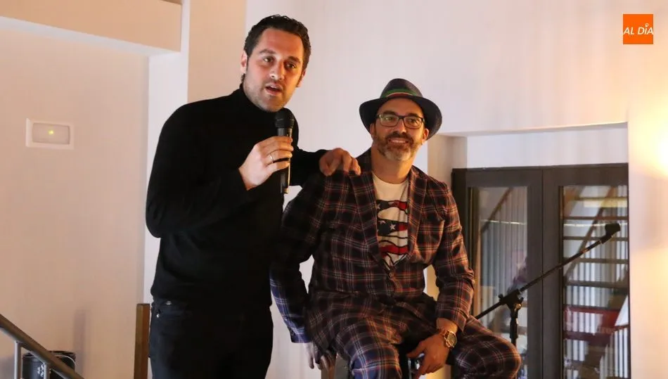 Fran Vicente hacía de presentador del humorista David Andrés en el Trastero de Vitigudino / CORRAL