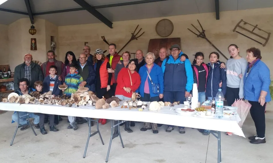 Una treintena de personas se va de paseo micológico por Castraz  