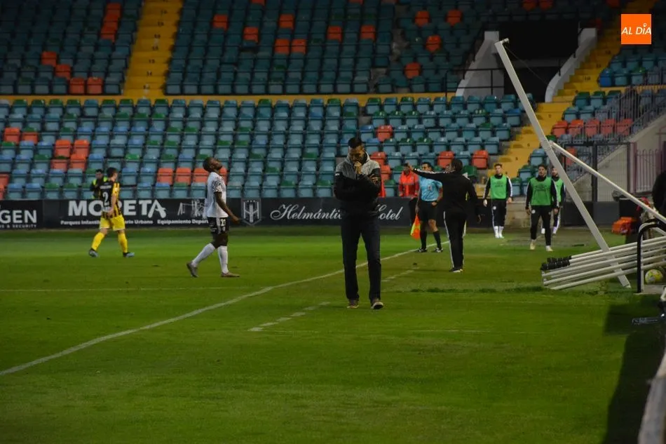 One abandona el césped tras ser expulsado/ Foto de Lydia González