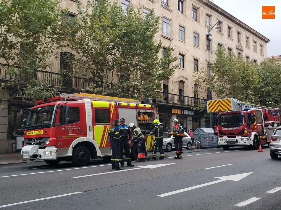 Los bomberos acudieron con rapidez al incendio en la Gran Vía de Salamanca