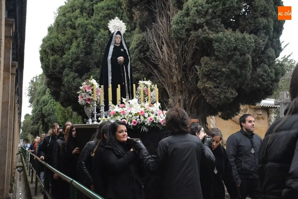 Foto 11 - Nuestra Se&ntilde;ora de la Soledad procesiona en honor a los difuntos