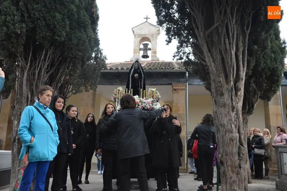Foto 10 - Nuestra Se&ntilde;ora de la Soledad procesiona en honor a los difuntos