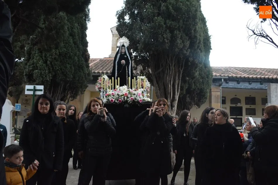 Foto 9 - Nuestra Se&ntilde;ora de la Soledad procesiona en honor a los difuntos