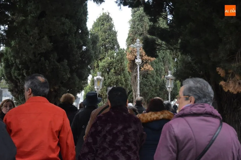 Foto 7 - Nuestra Se&ntilde;ora de la Soledad procesiona en honor a los difuntos