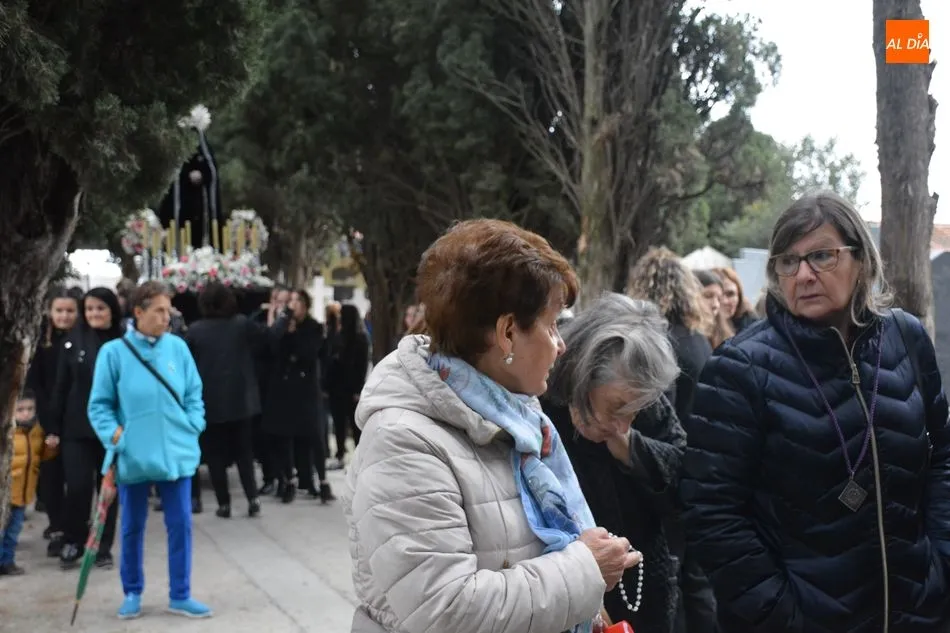 Foto 4 - Nuestra Se&ntilde;ora de la Soledad procesiona en honor a los difuntos