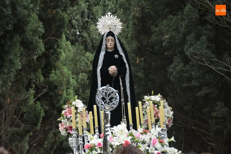 Foto 3 - Nuestra Se&ntilde;ora de la Soledad procesiona en honor a los difuntos