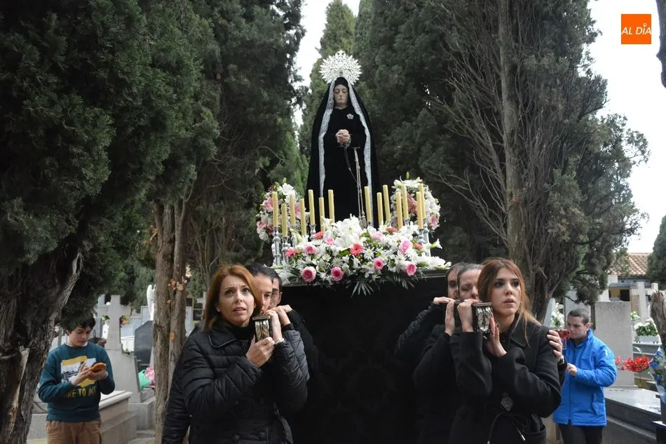 Foto 2 - Nuestra Se&ntilde;ora de la Soledad procesiona en honor a los difuntos