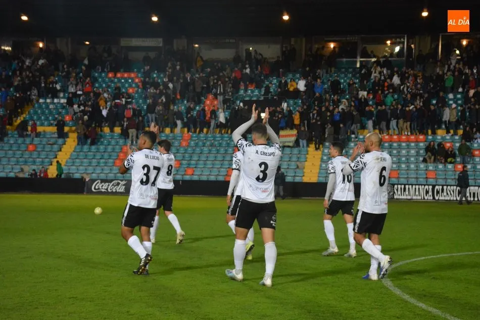 El Salamanca UDS celebra la victoria al Barakaldo