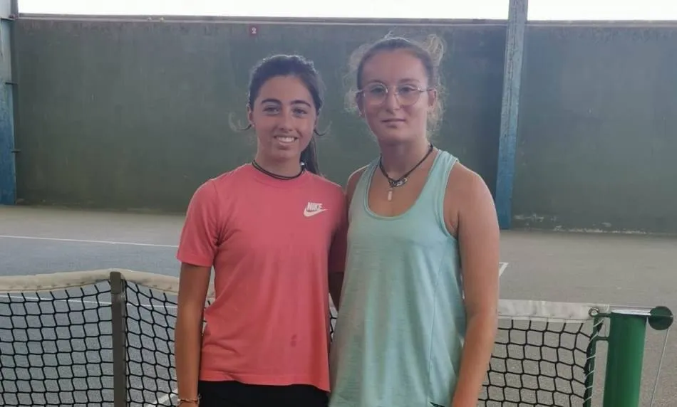 Carolina Benito, junto a una de sus rivales en este Torneo