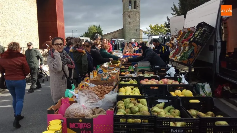 Los puestos de fruta eran los más concurridos / CORRAL