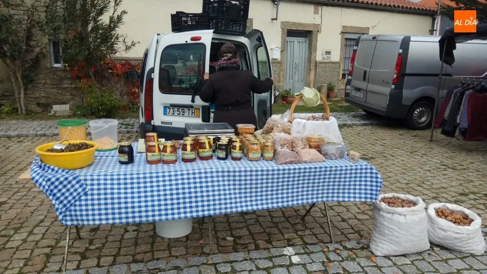 Foto 11 - Los productos de temporada se imponen en el mercadillo portugu&eacute;s de Trabanca  