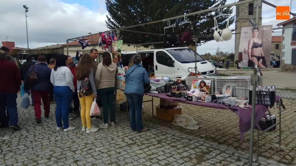 Foto 10 - Los productos de temporada se imponen en el mercadillo portugu&eacute;s de Trabanca  