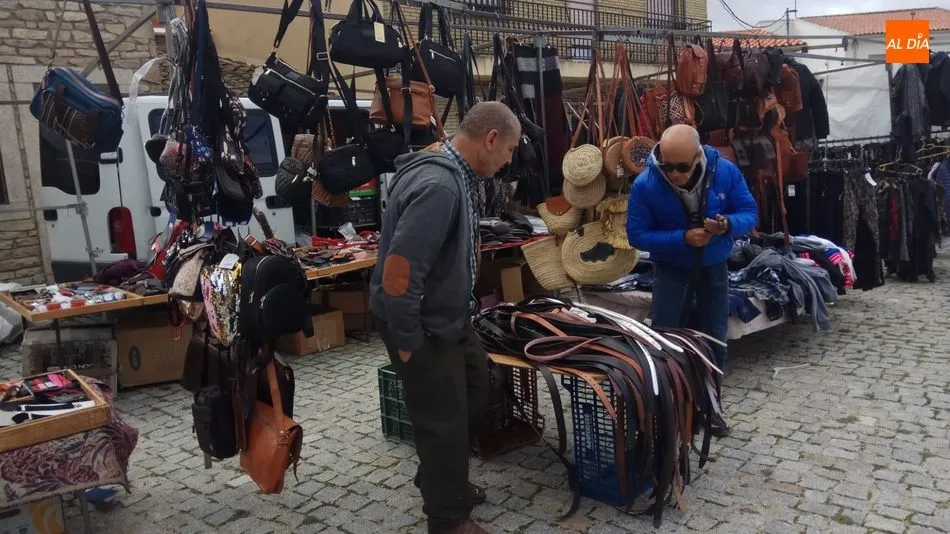 Foto 9 - Los productos de temporada se imponen en el mercadillo portugu&eacute;s de Trabanca  