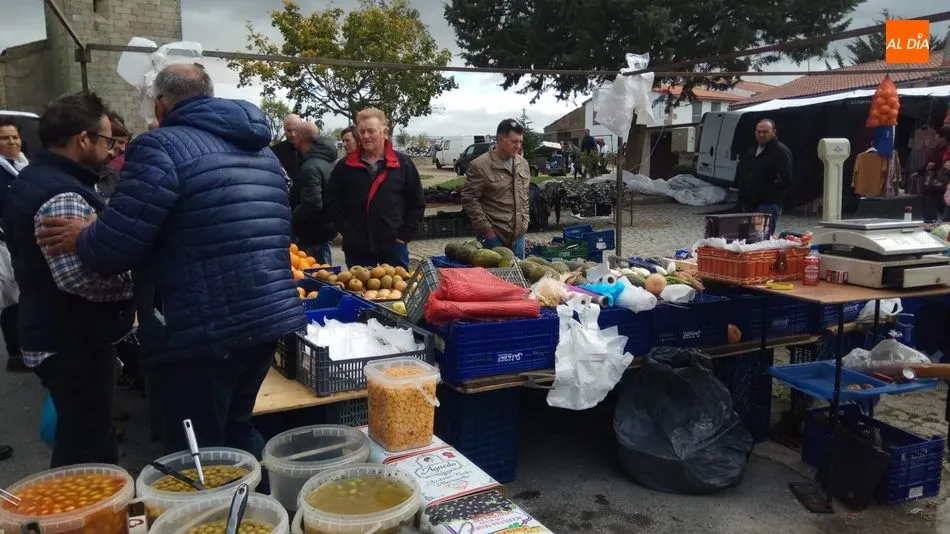Foto 2 - Los productos de temporada se imponen en el mercadillo portugu&eacute;s de Trabanca  