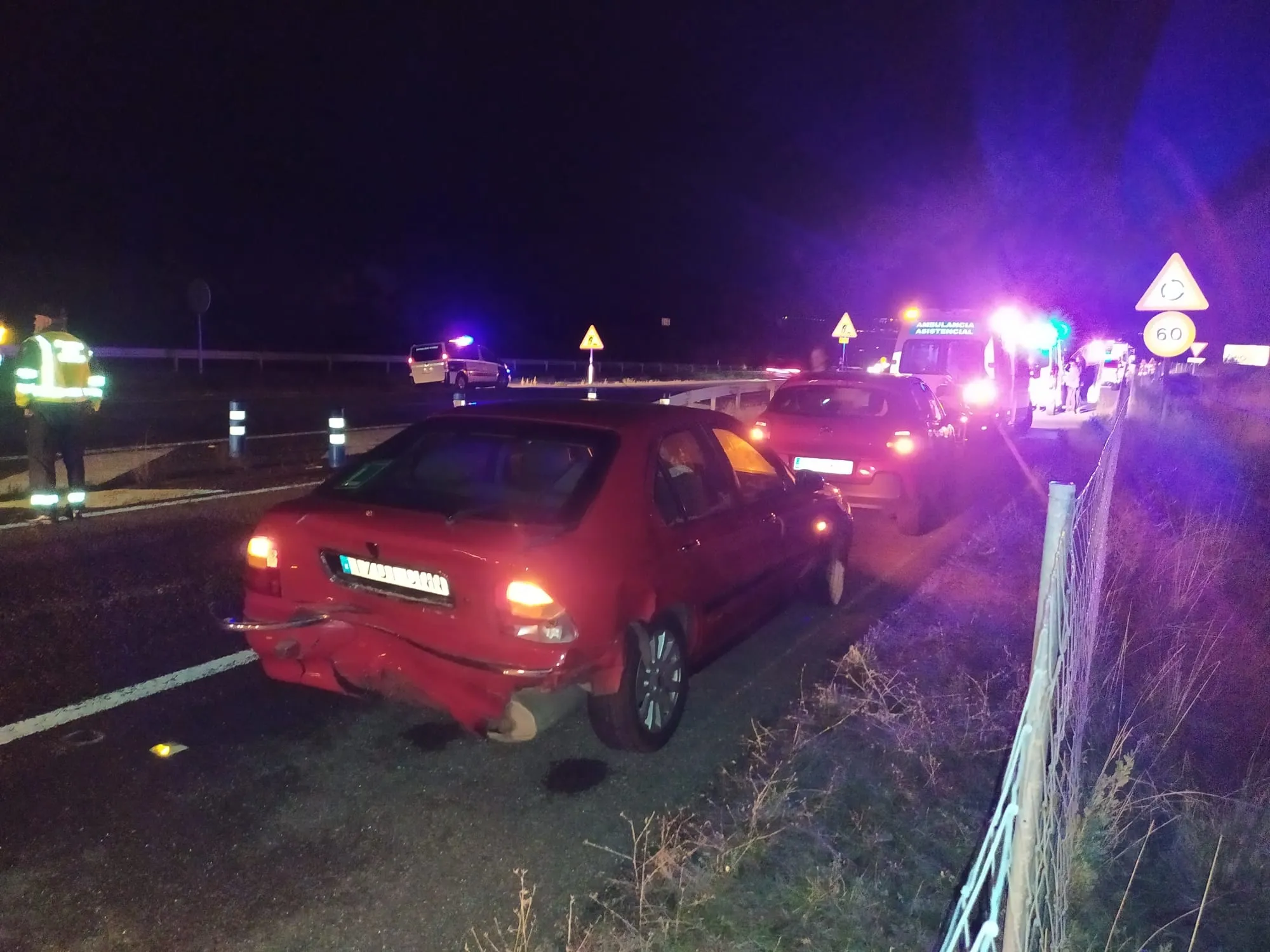 Foto 3 - Tres coches se ven implicados en una colisi&oacute;n m&uacute;ltiple en la A-66