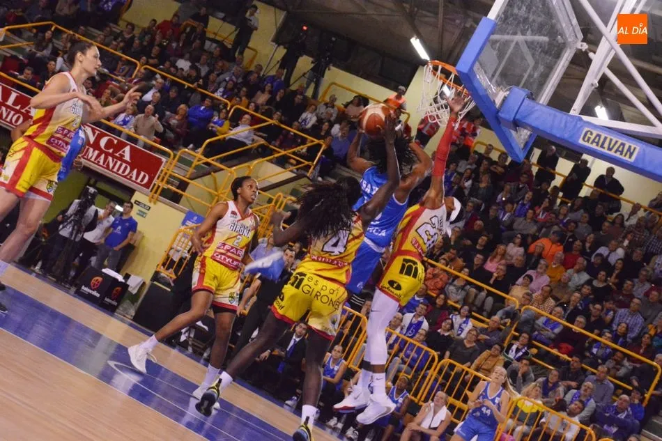 Tiffany Hayes intenta anotar una canasta ante una férrea defensa / Lydia González