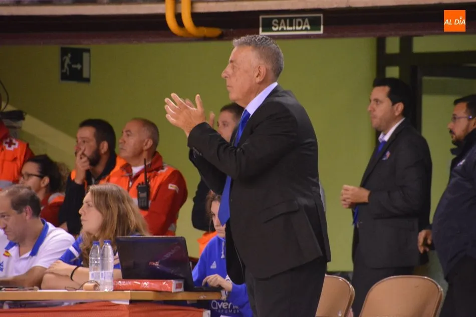 Ortega observa el partido atentamente