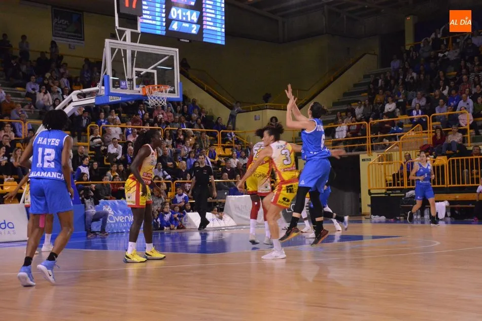 Foto 10 - Ni la ley Hayes puede evitar el descalabro del Perfumer&iacute;as Avenida contra el Uni Girona (55-68)