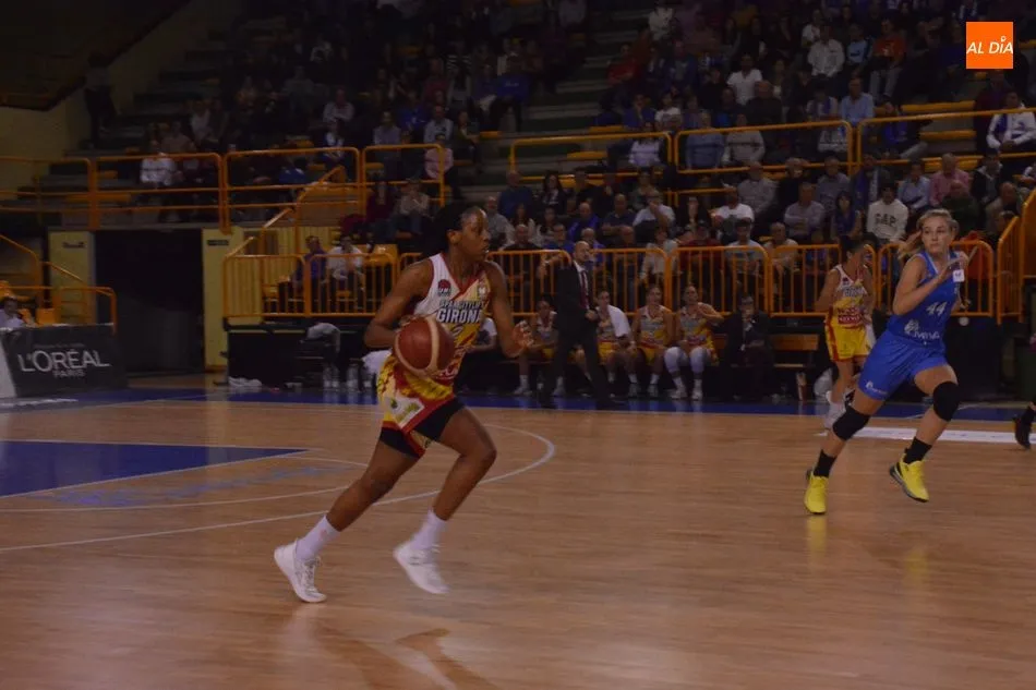 Foto 9 - Ni la ley Hayes puede evitar el descalabro del Perfumer&iacute;as Avenida contra el Uni Girona (55-68)