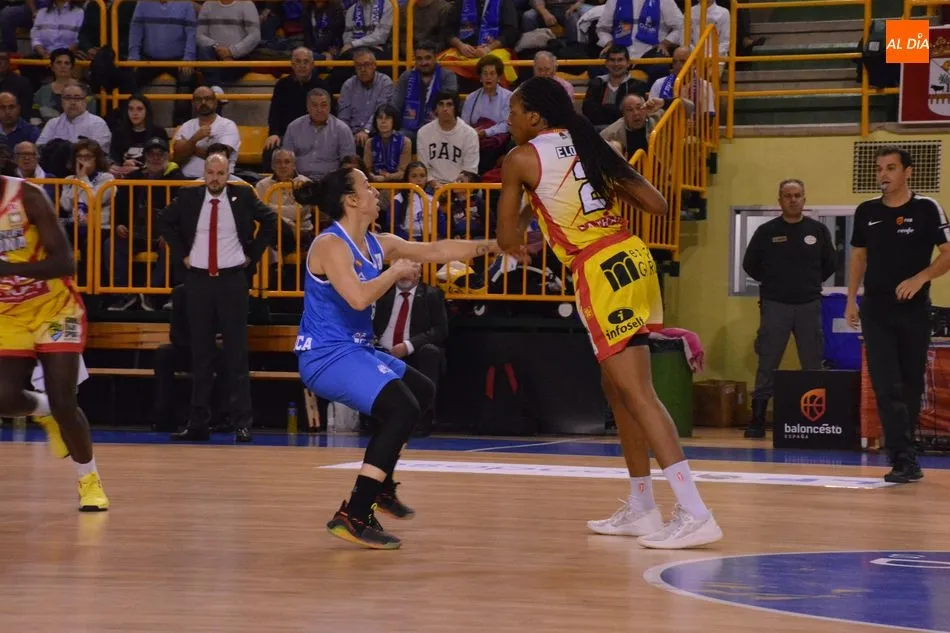Foto 4 - Ni la ley Hayes puede evitar el descalabro del Perfumer&iacute;as Avenida contra el Uni Girona (55-68)